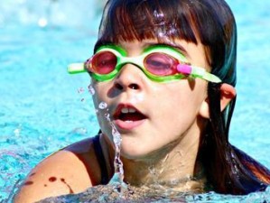 十岁孩子游泳技巧动作训练——拥抱水中的快乐（打造流畅的游泳动作，享受水中的自由）