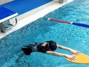 游泳初学者如何掌握蹬腿技巧（学会正确的蹬腿，让你的游泳更轻松）
