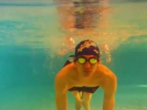 水下游泳录像技巧讲解（深入探索水下世界，拍摄精彩游泳瞬间）