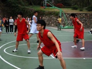 以篮球赛防守的人是什么位置？（揭秘篮球场上的防守大神）